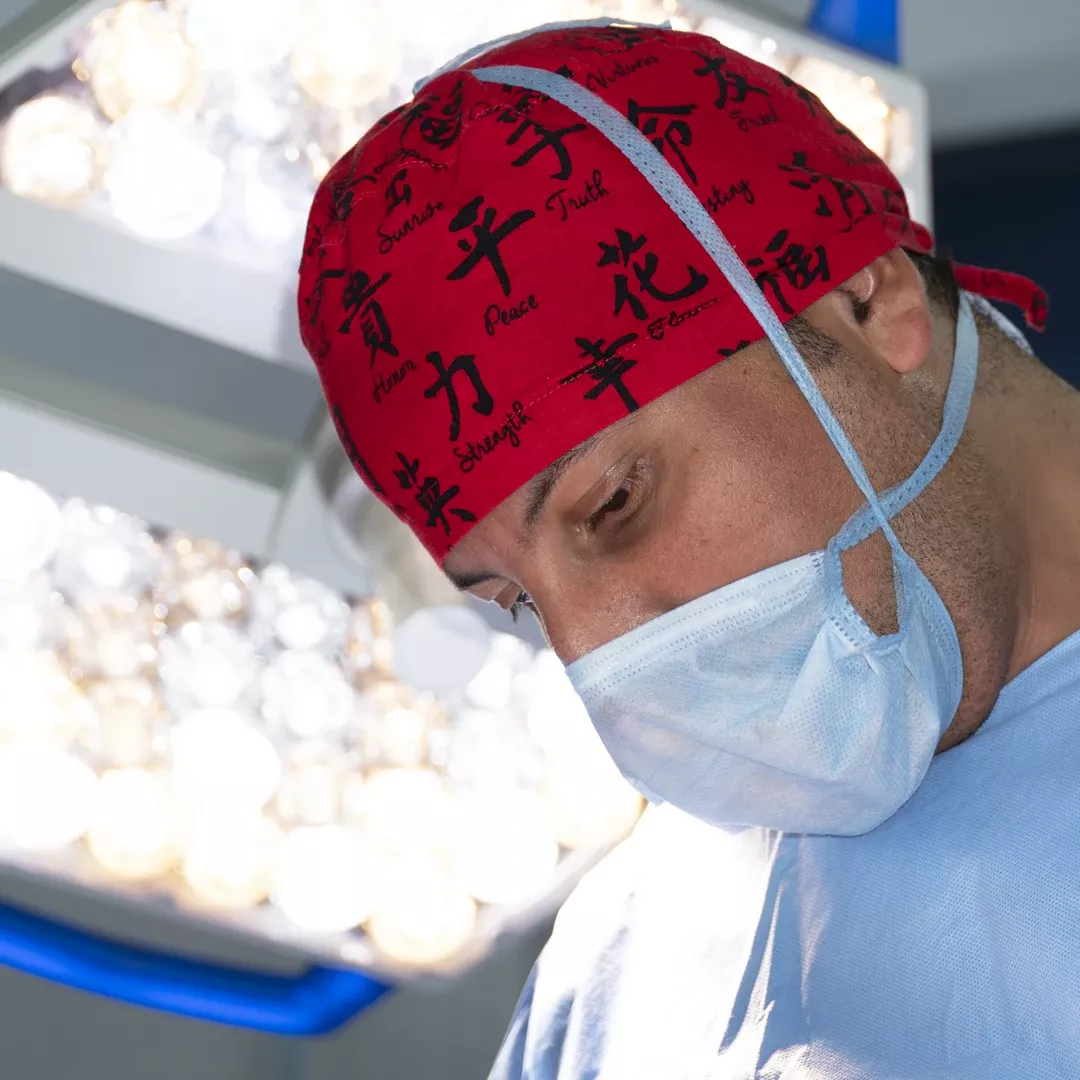 Docteur Anas Gherissi au bloc opératoire
