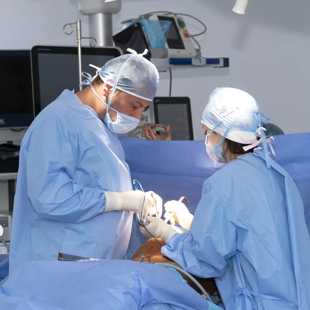 Docteur Anas Gherissi au bloc opératoire